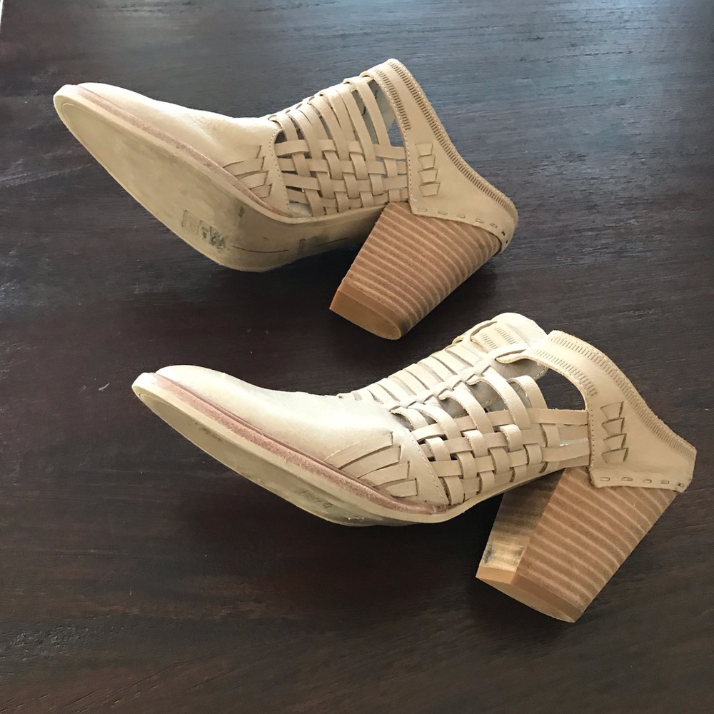 Dolce Vita beige leather slide on shoes size 8